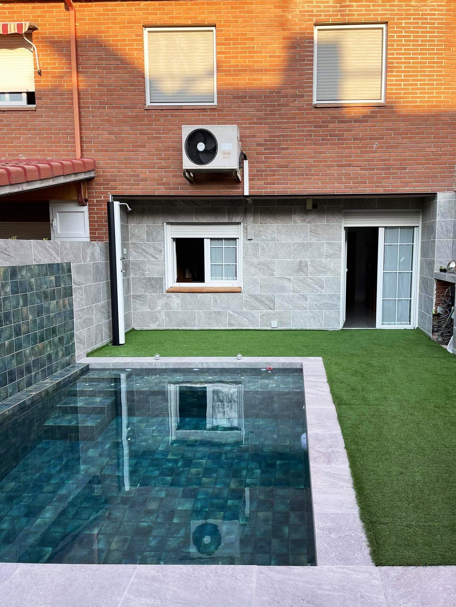 Tropic Turqueta tile installation